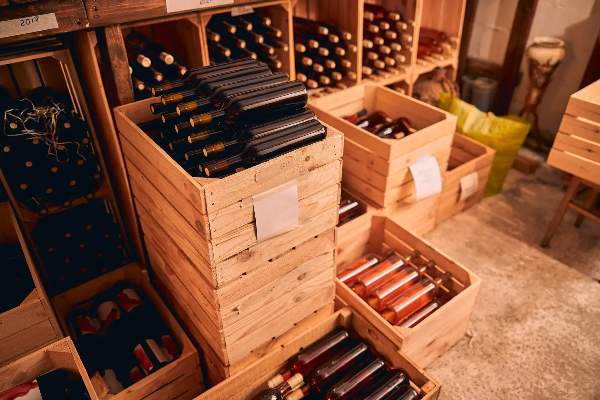 Cave remplie de caisses et de bouteilles de vin