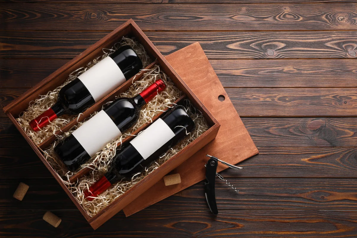 Caisse en bois avec 3 bouteilles de vin dedans