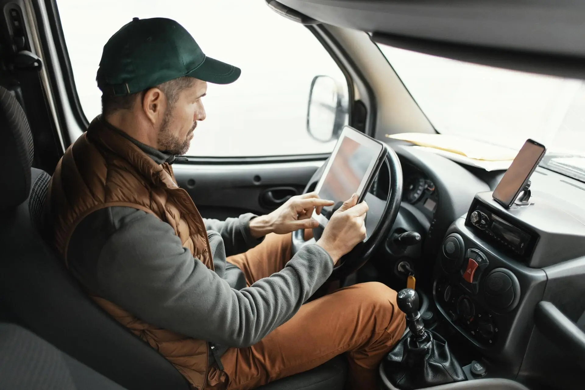 Conducteur poids lourds au volant de son véhicule