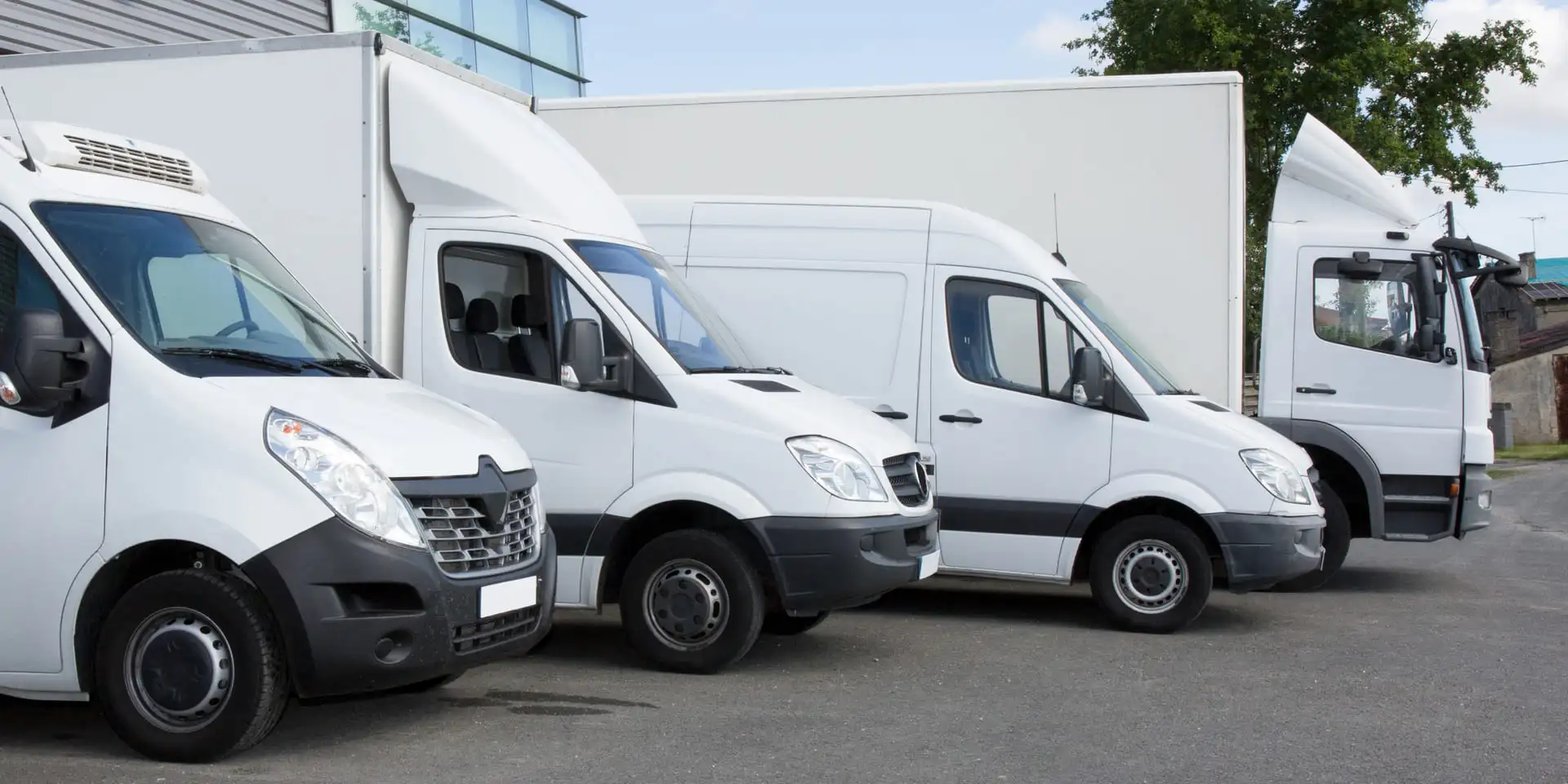 Véhicules léger et poids lourds sur un parking