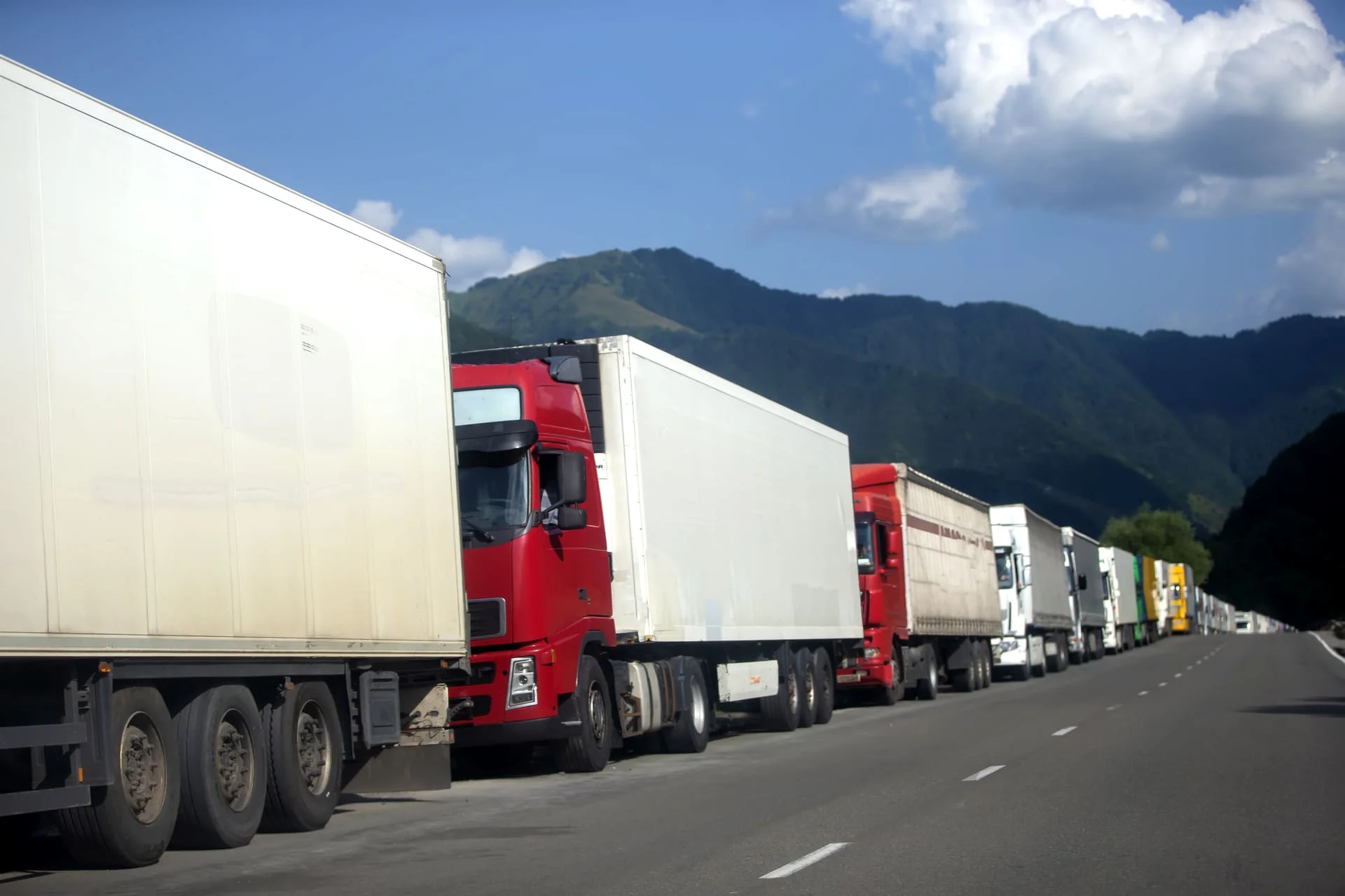 Rangée de camions sur la route