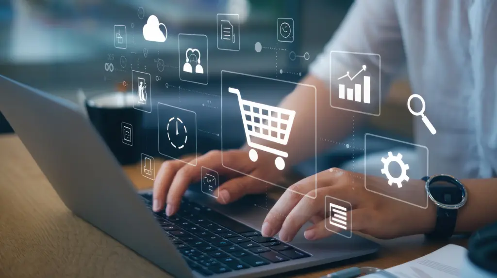 Mains qui tapent sur un ordinateur pour savoir quel transporteur choisir pour mon site e commerce